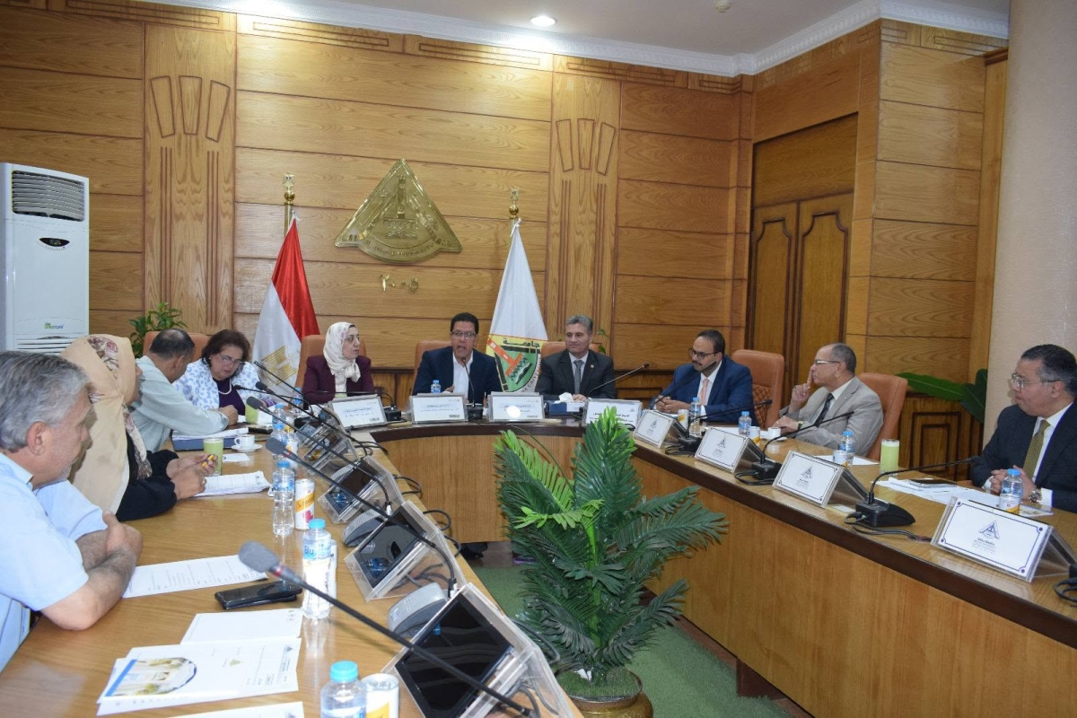رئيس جامعة بنها يترأس اجتماع لجنة المنشآت بالجامعة