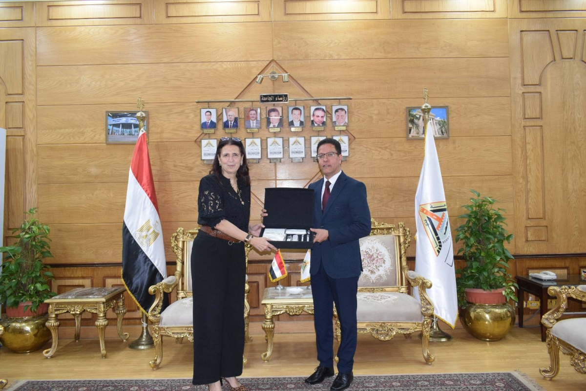 في إطار تعزيز التعاون الدولي :  رئيس جامعة بنها يستقبل  المدير التنفيذي لهيئة فولبرايت في مصر