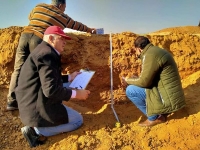 الفريق البحثي يواصل دراسات حصر وتصنيف التربة في صحراء غرب السويس